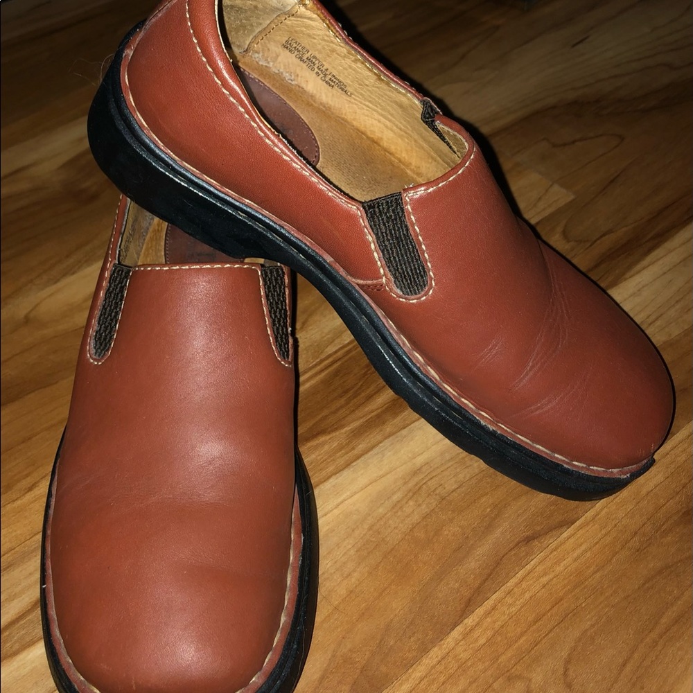 Women’s Size 7.5 B/38.5 Brown Born leather loafer❣️.   NWOT worn a few times
